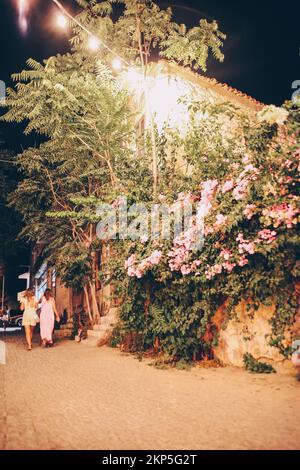 Wunderschöne Straßen mit Blumen im Resort Stockfoto
