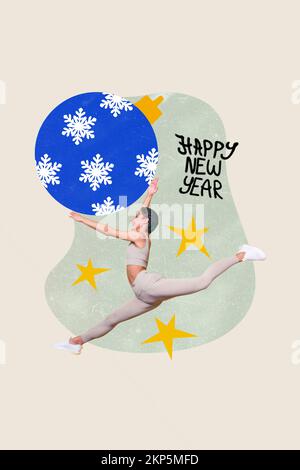 Vertikales Collage-Bild eines aufgeregten Mini-Mädchens, das sich in die Hände springt, mit riesigem Weihnachtsbaum-Ball-Spielzeug Happy Silvester Text isoliert auf gemaltem Hintergrund Stockfoto