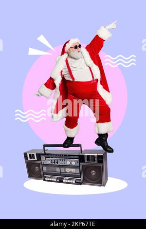 Vertikale kreative Collage aus dem aufregenden, flippigen Mini-santa-Stand riesige Boombox Tanz Point Fingers für das neue Jahr Stockfoto
