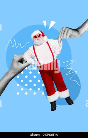 Vertikale Collage Bild von zwei Armen schwarz-weiß Gamma hält Mini flippy Aged santa isoliert auf bemaltem Hintergrund Stockfoto