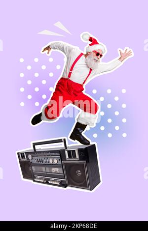 Vertikales Collage-Bild eines verrückten, flippigen weihnachtsmanns im Mini-Alter, der eine große Boombox läuft, isoliert auf kreativem Hintergrund Stockfoto
