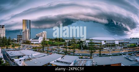 Gold Coast, Queensland, Australien - 28. November 2022: Stürmische Wolken über Broadbeach Stockfoto