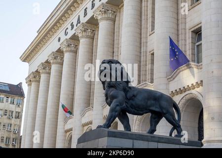 Löwenstatue vor dem Stadtgericht Sofia in Bulgarien. Stockfoto