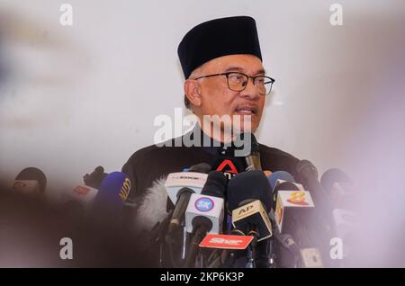 Kajang, Malaysia. 24.. November 2022. Anwar Ibrahim sah Reden während einer Pressekonferenz halten. Anwar Ibrahim wurde von Yang di-Pertuan Agong Al-Sultan Abdullah Ri'ayatuddin Al-Mustafa Billah Shah zum 10.. Malaysischen Premierminister ernannt. Anwar Ibrahim wartete 24 Jahre, um Premierminister zu werden. Hunderte von malaysischen und Medien versammelten sich im Sungai Long Golf and Country Club, um den historischen Moment zu erleben. (Foto: Faris Hadziq/SOPA Images/Sipa USA) Guthaben: SIPA USA/Alamy Live News Stockfoto