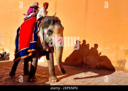 Touristen machen einen Ritt auf Elefanten, wenn sie am 28. November 2022 in Jaipur Rajasthan Indien ankommen, um das historische Fort Amer zu besuchen. Foto von ABACAPRESS.COM Stockfoto