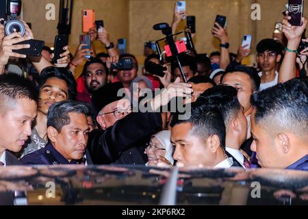 Kajang, Selangor, Malaysia. 24.. November 2022. Anwar Ibrahim begrüßt seine Anhänger, während er eine Pressekonferenz verlässt. Anwar Ibrahim wurde von Yang di-Pertuan Agong Al-Sultan Abdullah Ri'ayatuddin Al-Mustafa Billah Shah zum 10.. Malaysischen Premierminister ernannt. Anwar Ibrahim wartete 24 Jahre, um Premierminister zu werden. Hunderte von malaysischen und Medien versammelten sich im Sungai Long Golf and Country Club, um den historischen Moment zu erleben. (Kreditbild: © Faris Hadziq/SOPA Bilder über ZUMA Press Wire) Stockfoto