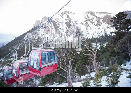 Reisen Sie in China, Touristen nehmen die Seilbahn zum Shika Snow Mountain in Shangri-la, Südwestchina Yunnan Provinz, China. Stockfoto