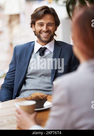 Ein zwangloses Geschäftstreffen. Ein Geschäftsmann und eine Frau, die sich bei einem Kaffee treffen. Stockfoto