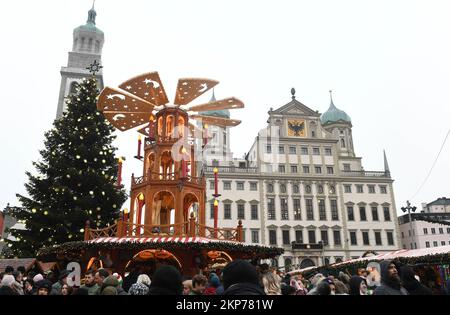 Augsburg, Deutschland. 27.. November 2022. Besucher schauen sich vor dem Rathaus am Christkindlesmarkt am Rathausplatz um. Kredit: Felix Hörhager/dpa/Alamy Live News Stockfoto