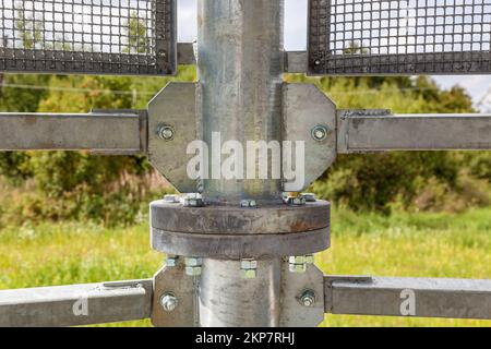 Metallkonstruktionen einer Wendeltreppe auf der Aussichtsplattform, eingezäunt mit einem Metallgitter. Stockfoto