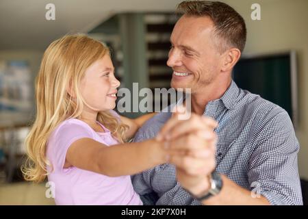 Ich tanze mit meiner geliebten Tochter. Ein Vater und eine Tochter, die zusammen tanzen. Stockfoto