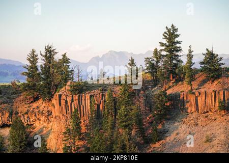 Der faszinierende Blick auf die Basaltsäulen erinnert bei Sonnenuntergang an Felszaunpfähle im Yellowstone-Nationalpark, USA Stockfoto
