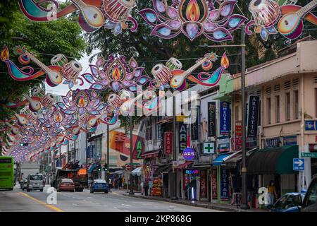 Singapur, Singapur 30. August 2022, farbenfroh gestaltete Serangoon Road im Viertel Little India, Singapur Stockfoto