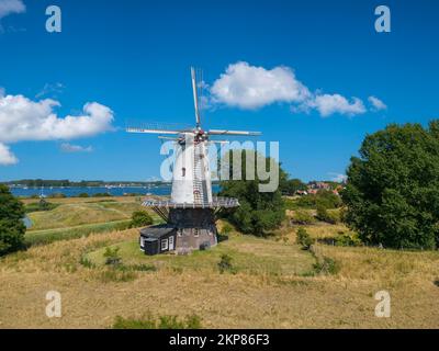 Luftaufnahme mit der Windmühle De Koe, im Hintergrund das Binnenwasser Veerse Meer, Veere, Zeeland, Niederlande Stockfoto