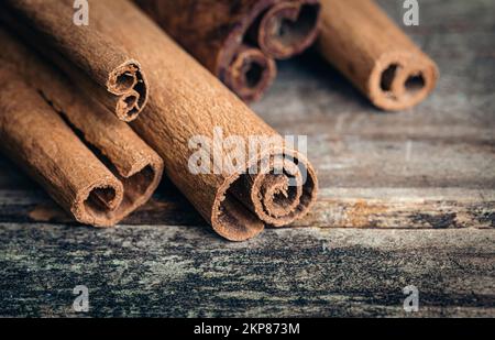 Nahaufnahme, duftende Zimtstäbchen auf Holzhintergrund. Stockfoto