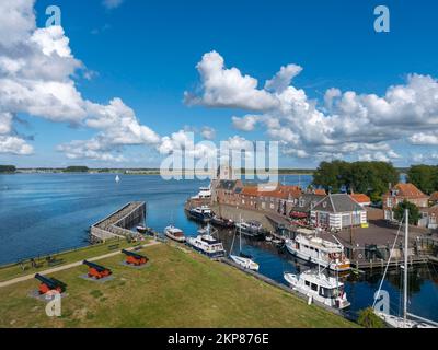 Blick aus der Vogelperspektive auf die historische Stadtbefestigung Campveerse Toren. Im Hintergrund das Veerse Meer, Veere, Zeeland, Niederlande Stockfoto