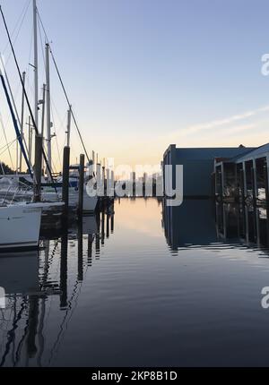 Wunderschöner Sonnenaufgang über einem Hafen an der Departure Bay in Nanaimo, British Columbia, Kanada Stockfoto