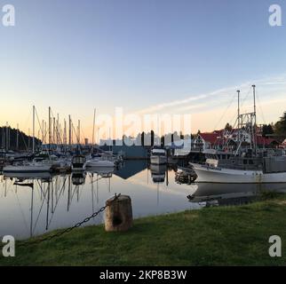 Wunderschöner Sonnenaufgang über einem Hafen an der Departure Bay in Nanaimo, British Columbia, Kanada Stockfoto