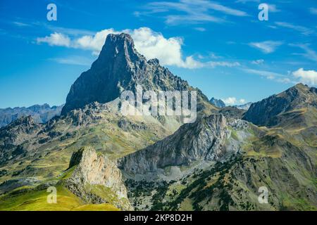 Malerischer Blick auf den Pic du Midi d'Ossau, der sich über dem Ossau-Tal in den französischen Pyrenäen erhebt Stockfoto