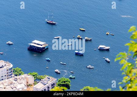 Schiffe auf offener See vor Anker Stockfoto