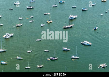 Schiffe auf offener See vor Anker Stockfoto
