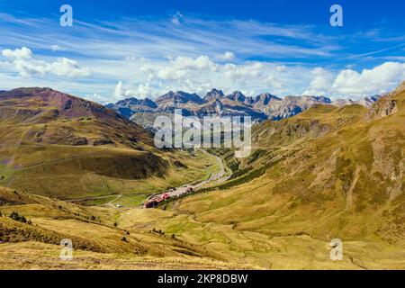 Malerischer Blick auf das Astún-Tal in den spanischen Pyrenäen Stockfoto
