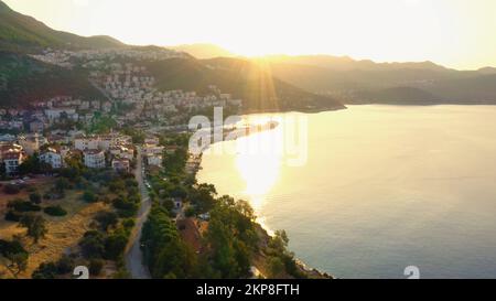Panorama der Meeresbucht. Wunderschöner Ferienort bei Sonnenaufgang am Morgen. Luftaufnahme von der Drohne. Stockfoto