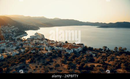 Blick auf das Meer und den Ort bei Sonnenuntergang. Wunderschönes Naturpanorama von oben. Reise- und Urlaubskonzept. Stockfoto