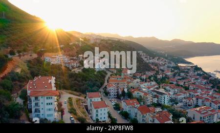 Sonnenaufgang über der wunderschönen Stadtlandschaft. Stadtgebäude, Landstraße und Berge. Urlaub in der Türkei. Stockfoto