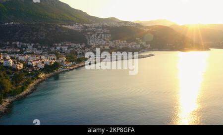 Die Bucht am Meer und die Stadt des Resorts am Morgen von oben. Panoramaaussicht von der Drohne. Stockfoto