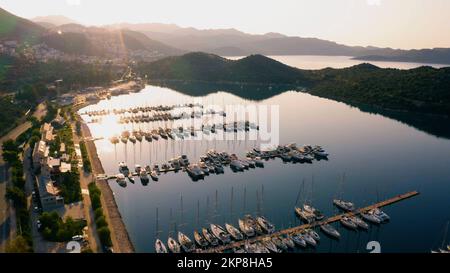 Panorama des Seehafens von oben. Ferienort am Morgen. Urlaubskonzept. Stockfoto