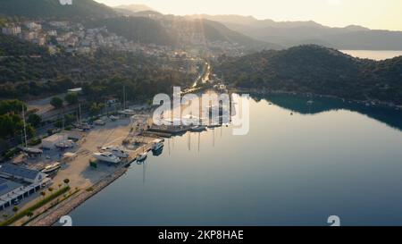 Panorama des Seehafens von oben. Ferienort am Morgen. Urlaubskonzept. Stockfoto