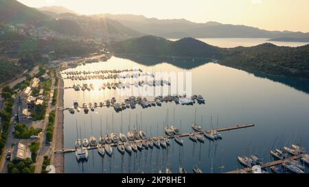 Panoramablick aus der Vogelperspektive auf die Meeresbucht mit Booten am Morgen. Wunderschöner Urlaubsort in der Türkei. Stockfoto