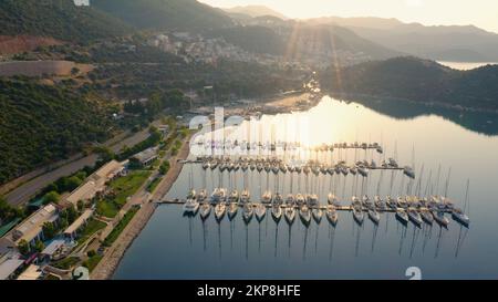 Luftaufnahme von wunderschönen Yachten und Booten in der Meeresbucht am Morgen. Malerische Sommerlandschaft. Stockfoto