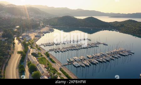 Panoramablick auf die Küste des Resorts. Meeresbucht mit geparkten Booten. Blick von oben. Stockfoto