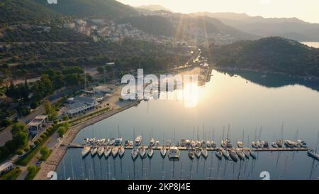 Luftaufnahme von wunderschönen Yachten und Booten in der Meeresbucht am Morgen. Malerische Sommerlandschaft. Stockfoto