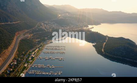 Luftblick auf die Meeresbucht mit geparkten Yachten und Booten am Morgen. Wunderschöner Ferienort, umgeben von Meer und Bergen. Stockfoto