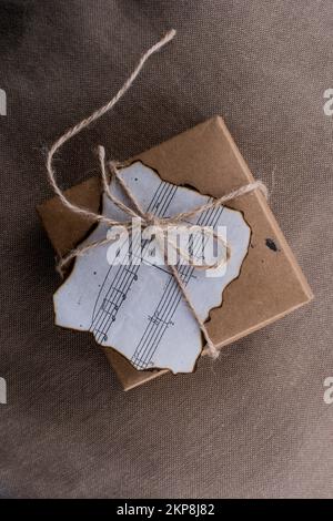 Noten auf einem verbrannten Papier auf braunem Hintergrund Stockfoto