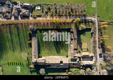 Casatico di Marcaria, Mantua, Italien - November 2022 Luftaufnahme der Corte Castiglione, Heimat von Baldassarre Castiglioni Stockfoto