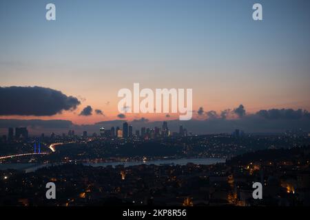 Istanbul-Stadt unter Wolken im Laufe des Abends Stockfoto