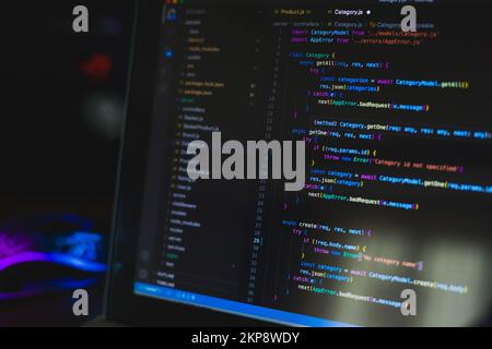 Programmiersprache auf einem schwarzen Bildschirm Hintergrund, Javascript code reagieren. Stockfoto