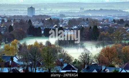 Glasgow, Schottland, Großbritannien, 28.. November 2022. UK Weather: Frostiger Bodennebel machte das Grün des Rightswood Golfplatzes weiß, als die Stadt zu einem Kaltstart erwachte. Credit Gerard Ferry/Alamy Live News Stockfoto