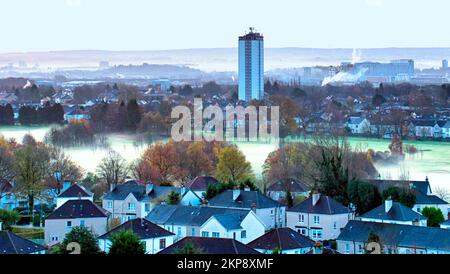 Glasgow, Schottland, Großbritannien, 28.. November 2022. UK Weather: Frostiger Bodennebel machte das Grün des Rightswood Golfplatzes weiß, als die Stadt zu einem Kaltstart erwachte. Credit Gerard Ferry/Alamy Live News Stockfoto