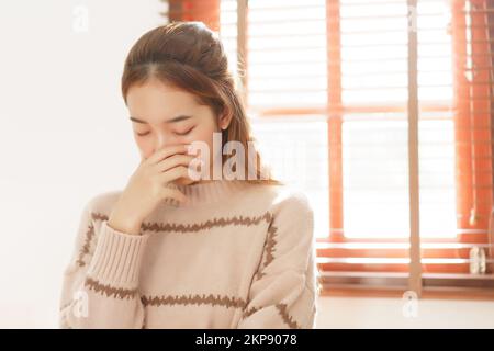 Ruhezeit-Konzept, Frauen, die zu Hause in der Nähe des Fensters stehen, während sie stressig und besorgt sind. Stockfoto