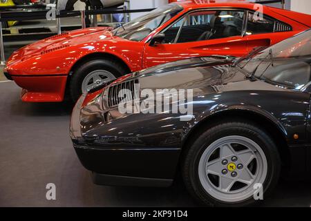 Der rote Ferrari 308 hinten im Vordergrund von der Seite des schwarzen Ferrari 328, Techno Classica Fair, Essen, Nordrhein-Westfalen, Germ Stockfoto