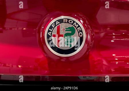 Farblogo Logo von Alfa Romeo mit Schwert und Schlange auf rotem Auto Sportwagen Alfa Romeo Giulia Estrema, Deutschland, Europa Stockfoto