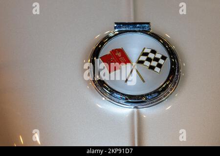 Emblem Logo auf der Rückseite des historischen Sportwagens Classic Car Chevrolet Corvette C2 Stingray mit geteiltem Fenster ab 1962 1963, Messe Techno Classica, Es Stockfoto