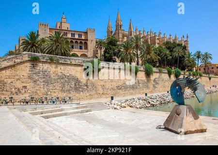 Links Alcázar Real Palazzo reale dell Almudaina, Königspalast La Almudaina, Residenz der spanischen Königsfamilie, Palma de Mallorca, Mallorca, Spanien Königspalast P. Stockfoto