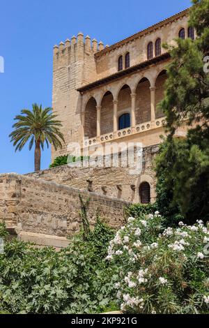 Turm und Veranda mit Bögen im andalusischen Stil Torbogen des Alcázar Real Palazzo reale dell Almudaina, Königspalast La Almudaina, Residenz der Spanier Stockfoto