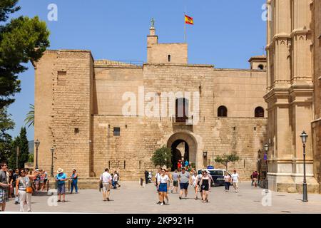 Blick auf den Haupteingang des Alcázar Real Palazzo reale dell Almudaina, Königspalast La Almudaina, Residenz der spanischen Königsfamilie, Palma de Mallorca Stockfoto